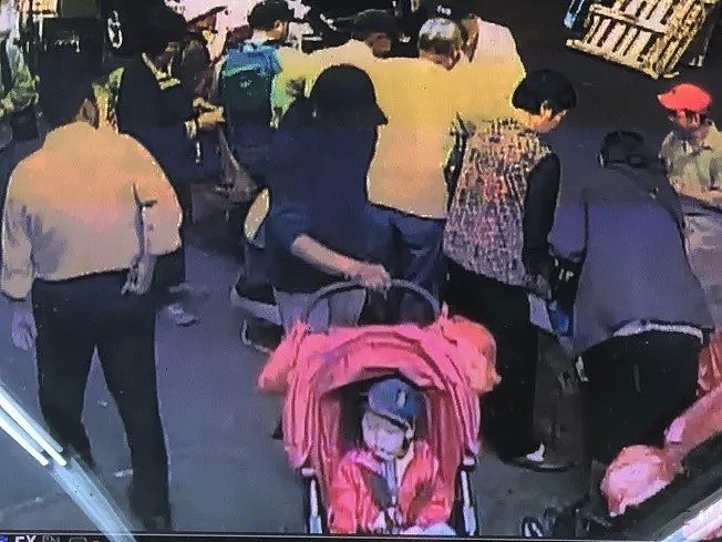 视频曝光！纽约3岁华裔男童被人贩瞬间牵走，奶奶高喊当街追回！（组图+视频） - 4