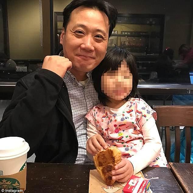美国韩裔教授枪杀教授妻子后饮弹自尽，烧毁房子仅剩5岁孤女幸存