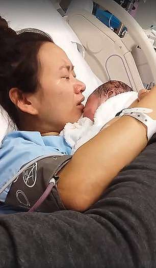 澳洲亚裔夫妇痛失爱女，怒斥不该相信医院！母亲怀抱死婴亲吻让人潸然泪下...（视频） - 2