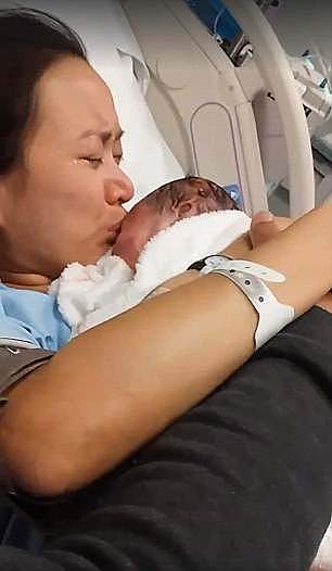 澳洲亚裔夫妇痛失爱女，怒斥不该相信医院！母亲怀抱死婴亲吻让人潸然泪下...（视频） - 3