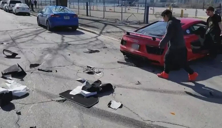 加拿大街头百万豪车相撞，司机弃车逃跑，车里发现一本中国护照！（视频） - 2