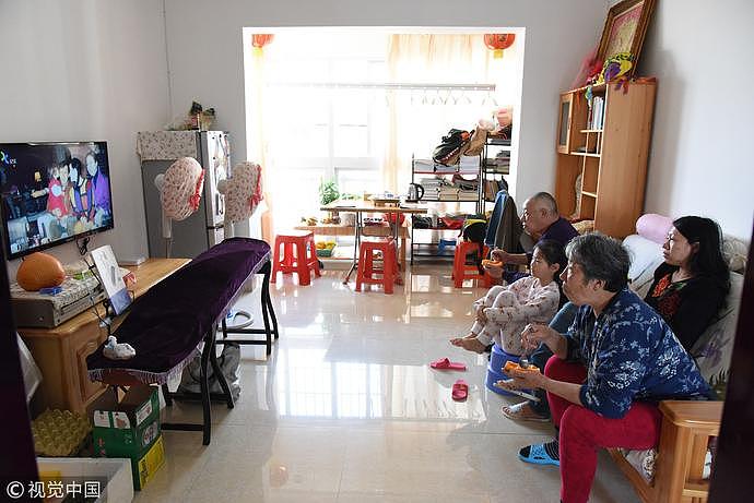 2016年冬季，在海南海口和家人团聚的东北老人。/视觉中国