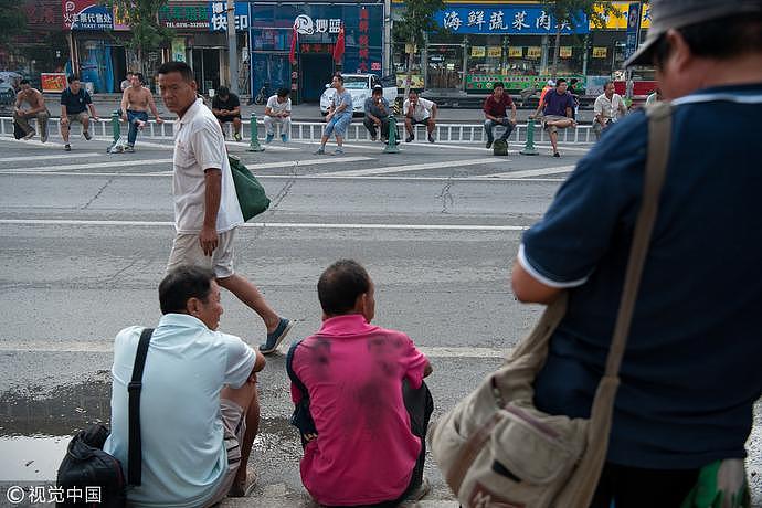 2016年8月10日，燕郊。在北京等活的民工。/视觉中国