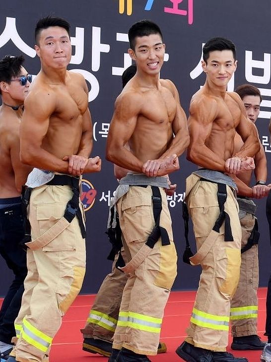 韩国办消防员身材大赛 59岁大叔对决小鲜肉