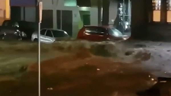 洪水爆发，汽车在水中漂移！霍巴特CBD已关闭！墨尔本遭大雨袭击！恶劣天气正朝新州移动！（视频+组图） - 1