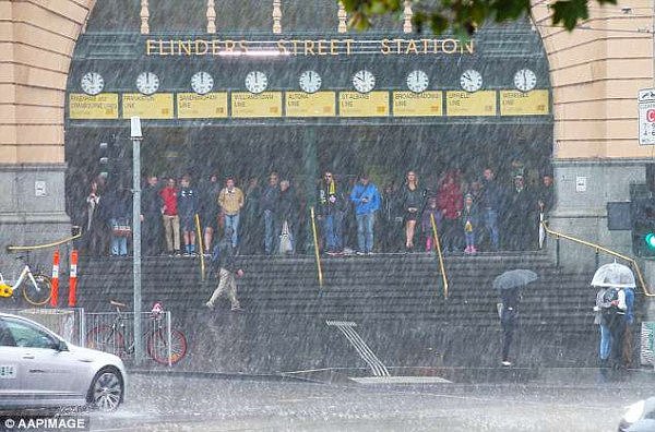 洪水爆发，汽车在水中漂移！霍巴特CBD已关闭！墨尔本遭大雨袭击！恶劣天气正朝新州移动！（视频+组图） - 7
