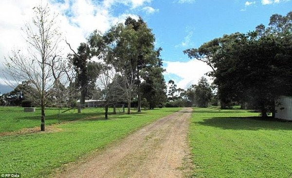 4C14EDE700000578-5716847-This_image_shows_a_dirt_road_on_the_farm_where_police_discovered-a-41_1526020321705.jpg,0