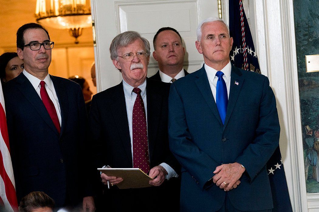 特朗普周二宣布退出伊朗协议。左起：财政部长史蒂文·努钦、约翰·R·博尔顿和副总统迈克·彭斯。