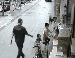 后背发凉！三个孩子在街上玩，身后走来一黑衣男子...（视频/组图） - 1