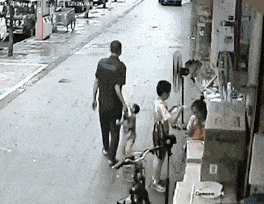 后背发凉！三个孩子在街上玩，身后走来一黑衣男子...（视频/组图） - 2