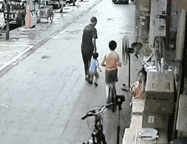 后背发凉！三个孩子在街上玩，身后走来一黑衣男子...（视频/组图） - 3
