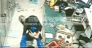 “我以为他要杀了我！” 澳洲华人店遭持械打劫，歹徒疯狂挥棍！华人店员奋起反击擒匪，多处受伤！（视频/组图） - 2