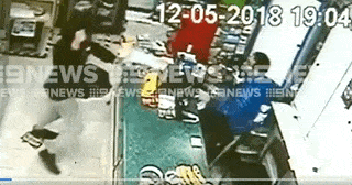 “我以为他要杀了我！” 澳洲华人店遭持械打劫，歹徒疯狂挥棍！华人店员奋起反击擒匪，多处受伤！（视频/组图） - 1