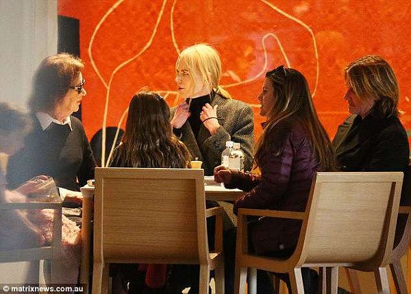 妮可·基德曼今天在悉尼歌剧院吃饭！丈夫女儿陪同在旁，共同庆祝母亲节！（视频/组图） - 3
