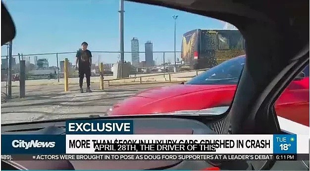 中国男司机在多伦多驾迈凯伦撞奥迪R8！人跑了，现场扔中国护照（视频/组图） - 2