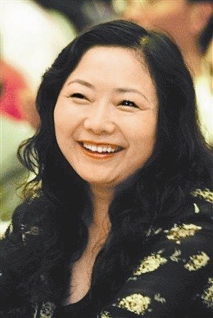 女富豪逆袭史：工人出身如今离婚花200亿，身家400亿嫁小11岁男星 - 2