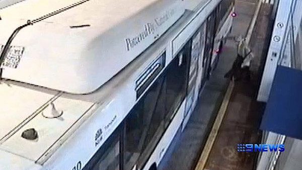 搭乘悉尼城铁很“受伤”？乘客摔得头破血流！为了同一个目的，悉尼城铁3年内发生270起事故！.. - 2