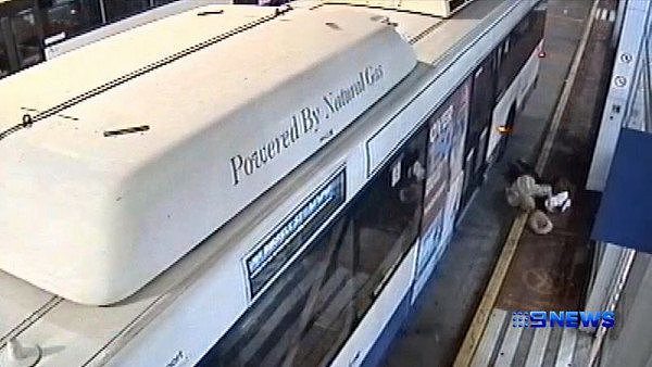 搭乘悉尼城铁很“受伤”？乘客摔得头破血流！为了同一个目的，悉尼城铁3年内发生270起事故！.. - 3