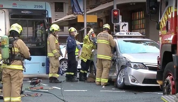 突发！悉尼QVB附近发生两车相撞事故 CBD交通出现严重拥堵（组图） - 1