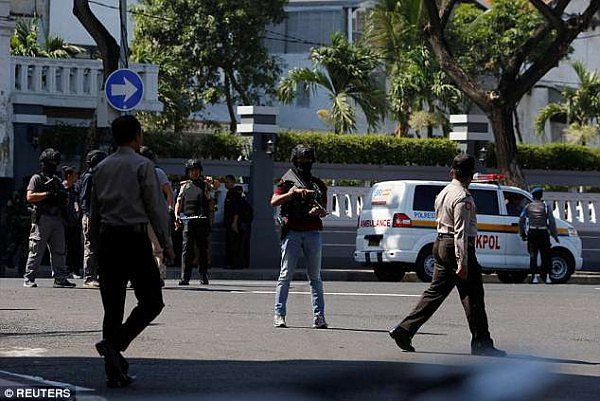 印尼接连发生自杀式爆炸袭击！数千澳洲游客被建议立即回国（图） - 9
