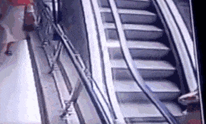 悲剧！夫妻单手抱孩子扶梯上玩自拍，孩子从3楼坠亡！（视频/组图） - 2