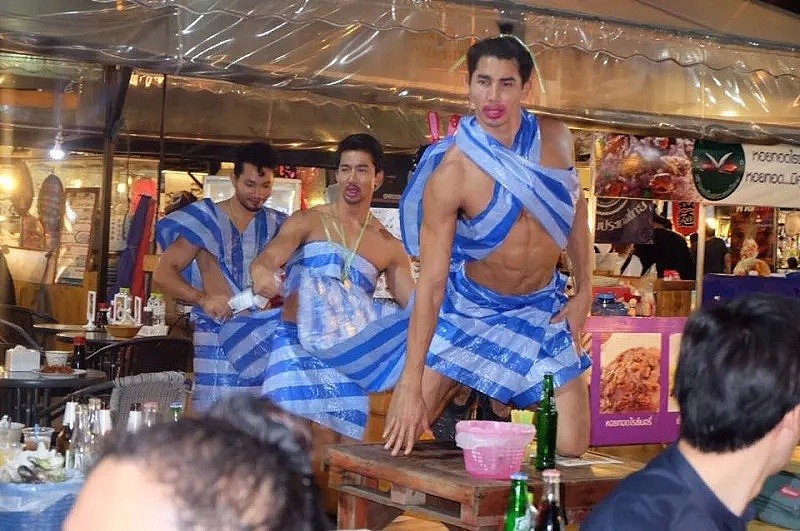 裸体男管家？这家泰国餐厅招了一批猛男侍应后，现场实在有点辣眼睛…（组图/视频） - 13