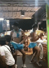 裸体男管家？这家泰国餐厅招了一批猛男侍应后，现场实在有点辣眼睛…（组图/视频） - 18