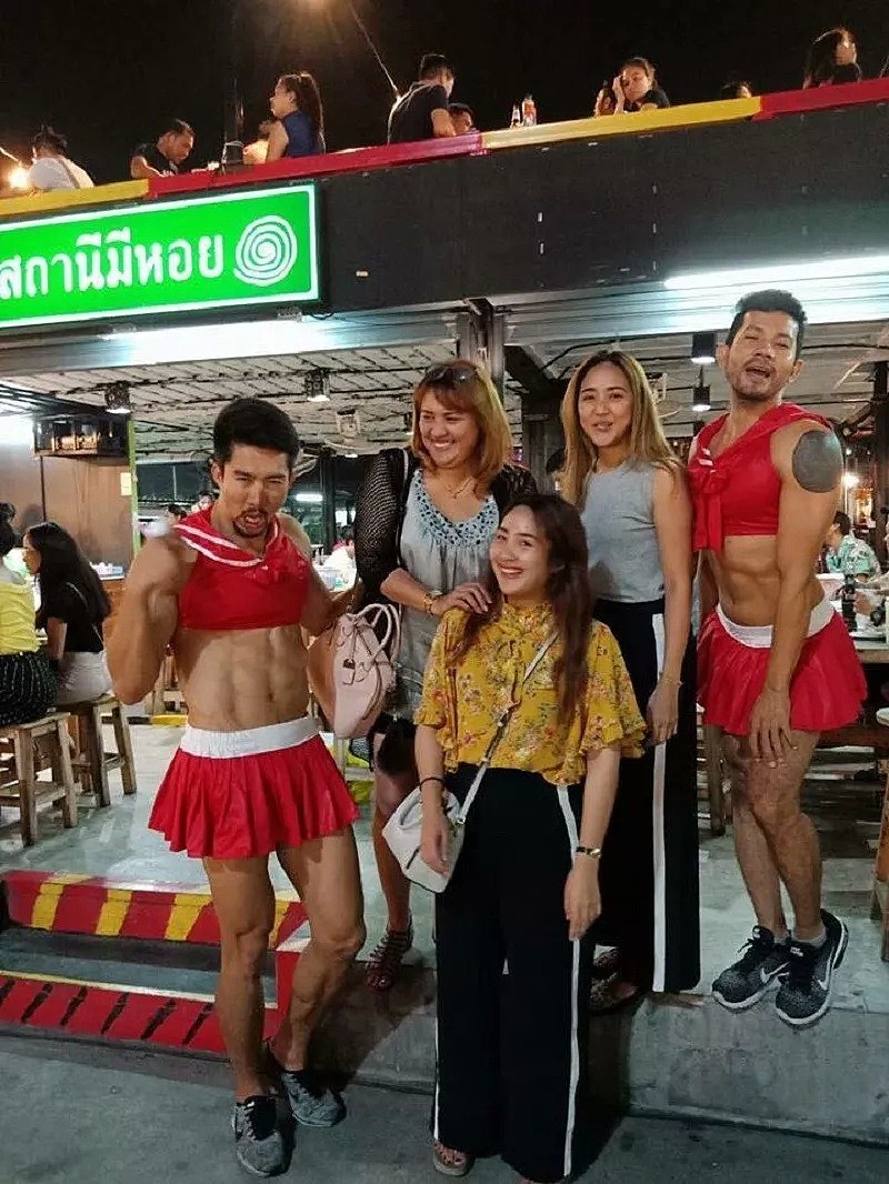 裸体男管家？这家泰国餐厅招了一批猛男侍应后，现场实在有点辣眼睛…（组图/视频） - 19