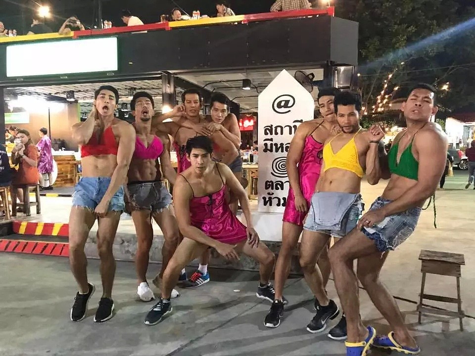 裸体男管家？这家泰国餐厅招了一批猛男侍应后，现场实在有点辣眼睛…（组图/视频） - 25