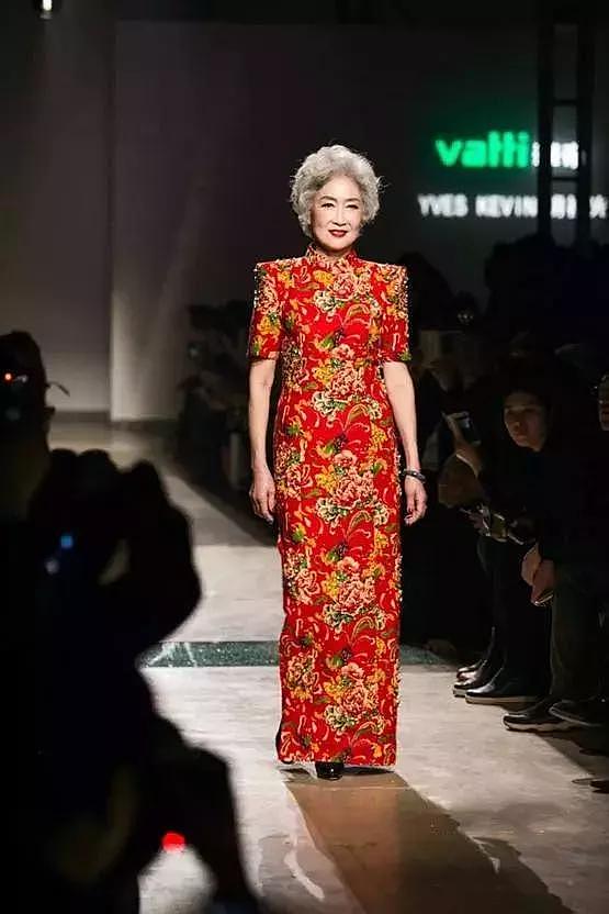 70岁的中国大妈，竟然PK掉国际超模，惊艳纽约！