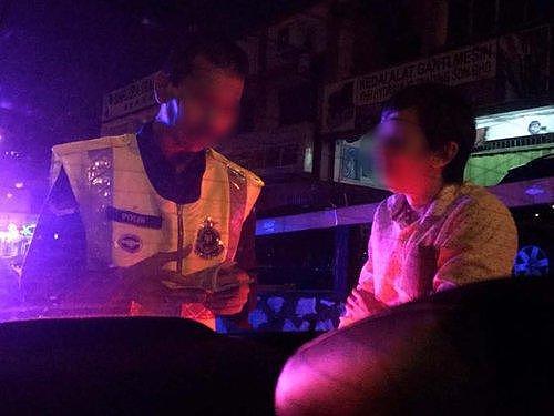 女事主及友人偷拍警察及Grab车司机，但被警察勒索1万令吉。（马来西亚《中国报》）