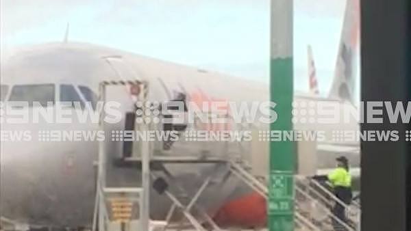 猛拽机舱门，甚至用脚踹！男子强闯澳机场停机坪，欲强行登机被逮捕！（视频/组图） - 3