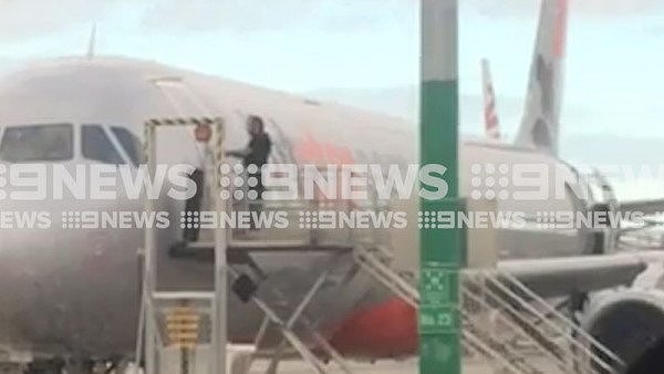 猛拽机舱门，甚至用脚踹！男子强闯澳机场停机坪，欲强行登机被逮捕！（视频/组图） - 1