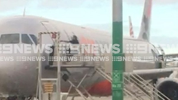 猛拽机舱门，甚至用脚踹！男子强闯澳机场停机坪，欲强行登机被逮捕！（视频/组图） - 2