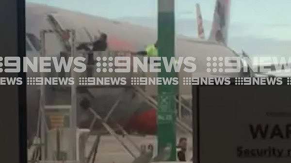 猛拽机舱门，甚至用脚踹！男子强闯澳机场停机坪，欲强行登机被逮捕！（视频/组图） - 4