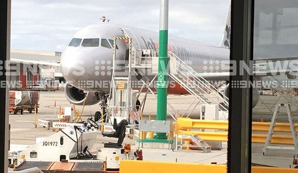 猛拽机舱门，甚至用脚踹！男子强闯澳机场停机坪，欲强行登机被逮捕！（视频/组图） - 8