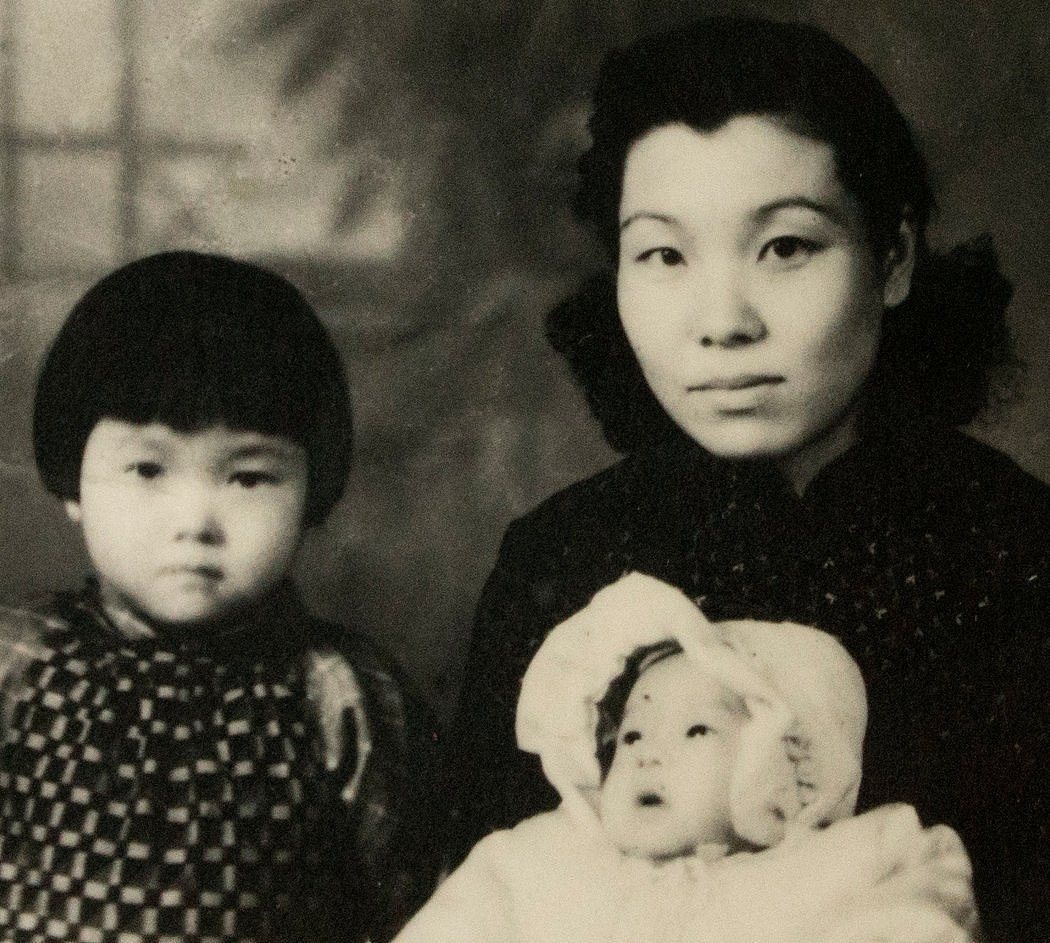 郜凤琴的日本生母小林昭子和两个孩子。