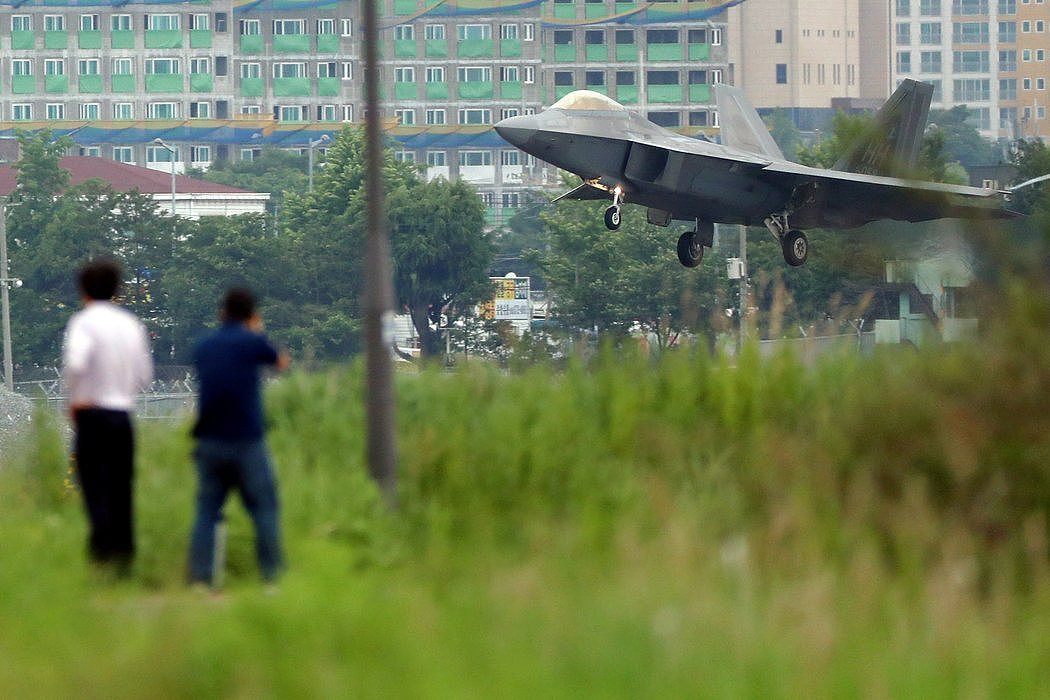 周三，美国空军的F-22隐形战机在韩国光州廣域市飞行。