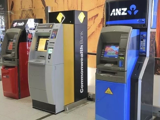 澳人注意！ 这家银行ATM机“吐”出来的钱竟然会是假的? 现在的假钞都这么肆无忌惮了吗...（组图） - 2