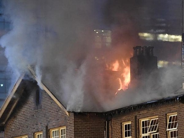 Parramatta小学今晨突发大火！屋顶被烧塌，数百人紧急疏散（组图） - 3