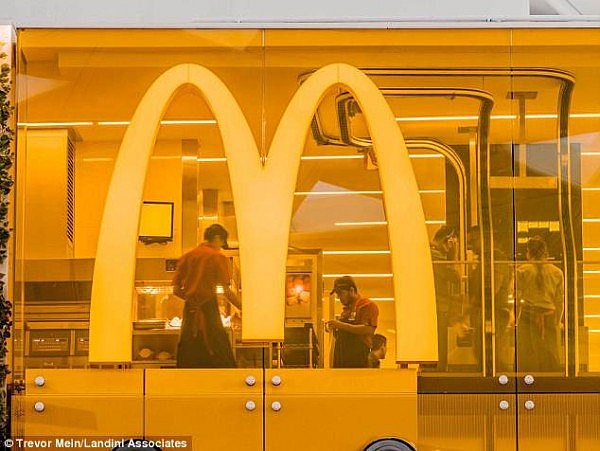 汉堡薯条“从天而降”！麦当劳悉尼机场店成超级网红 悬浮厨房引众人围观（组图/视频） - 2