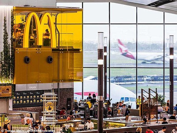 汉堡薯条“从天而降”！麦当劳悉尼机场店成超级网红 悬浮厨房引众人围观（组图/视频） - 3
