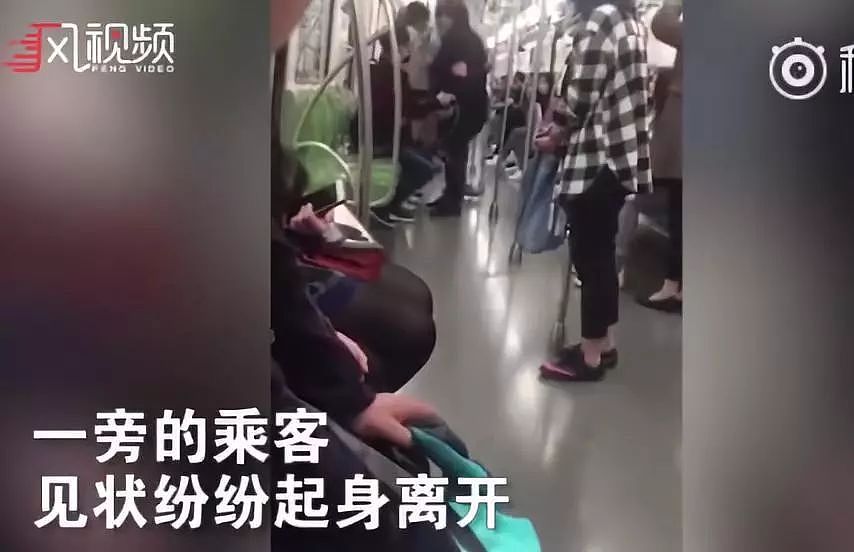 奇葩女地铁上脱裤子威胁男友：你跪下就没事！(组图/视频) - 2
