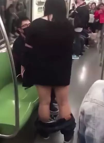 奇葩女地铁上脱裤子威胁男友：你跪下就没事！(组图/视频) - 7