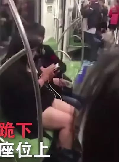 奇葩女地铁上脱裤子威胁男友：你跪下就没事！(组图/视频) - 9