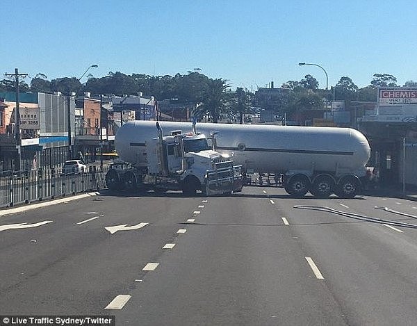4C7590B400000578-0-A_petrol_tanker_jackknifed_in_the_middle_of_the_road_and_crashed-m-24_1526799969580.jpg,0