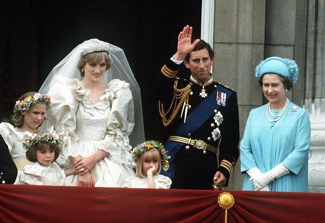 英国王室婚礼宾客为抢镜拼命，卡米拉鸡窝头搏版面戴安娜侄女美晕