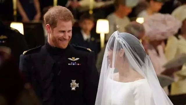 梅根婚纱价值86万，历届英国皇室新娘的婚纱“battle”到底谁赢了？（组图） - 18