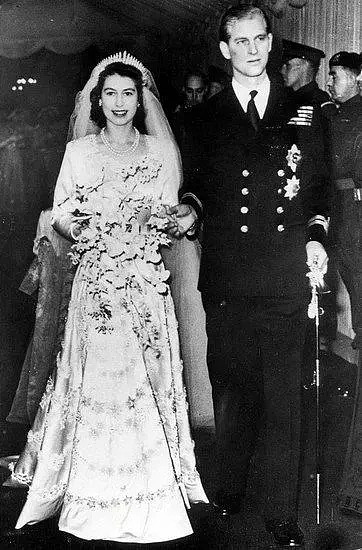 梅根婚纱价值86万，历届英国皇室新娘的婚纱“battle”到底谁赢了？（组图） - 22