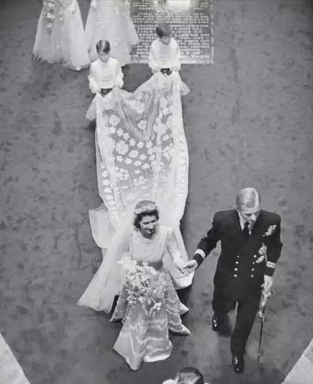 梅根婚纱价值86万，历届英国皇室新娘的婚纱“battle”到底谁赢了？（组图） - 25